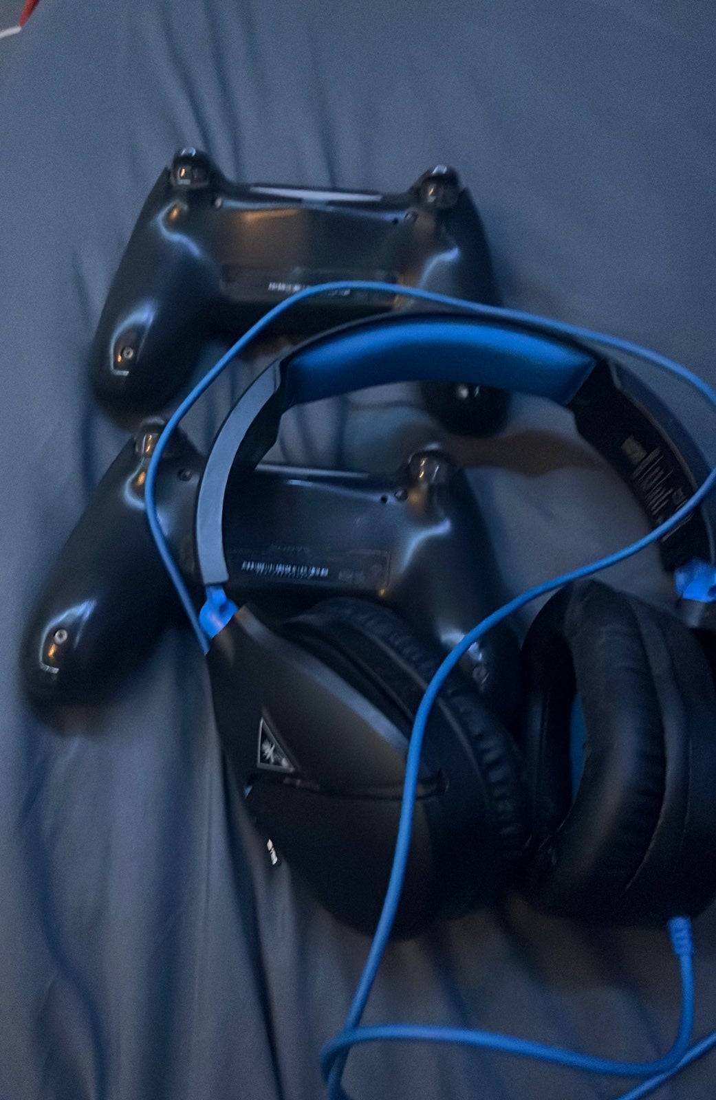 2 ps4 controllers and turtle beach headset