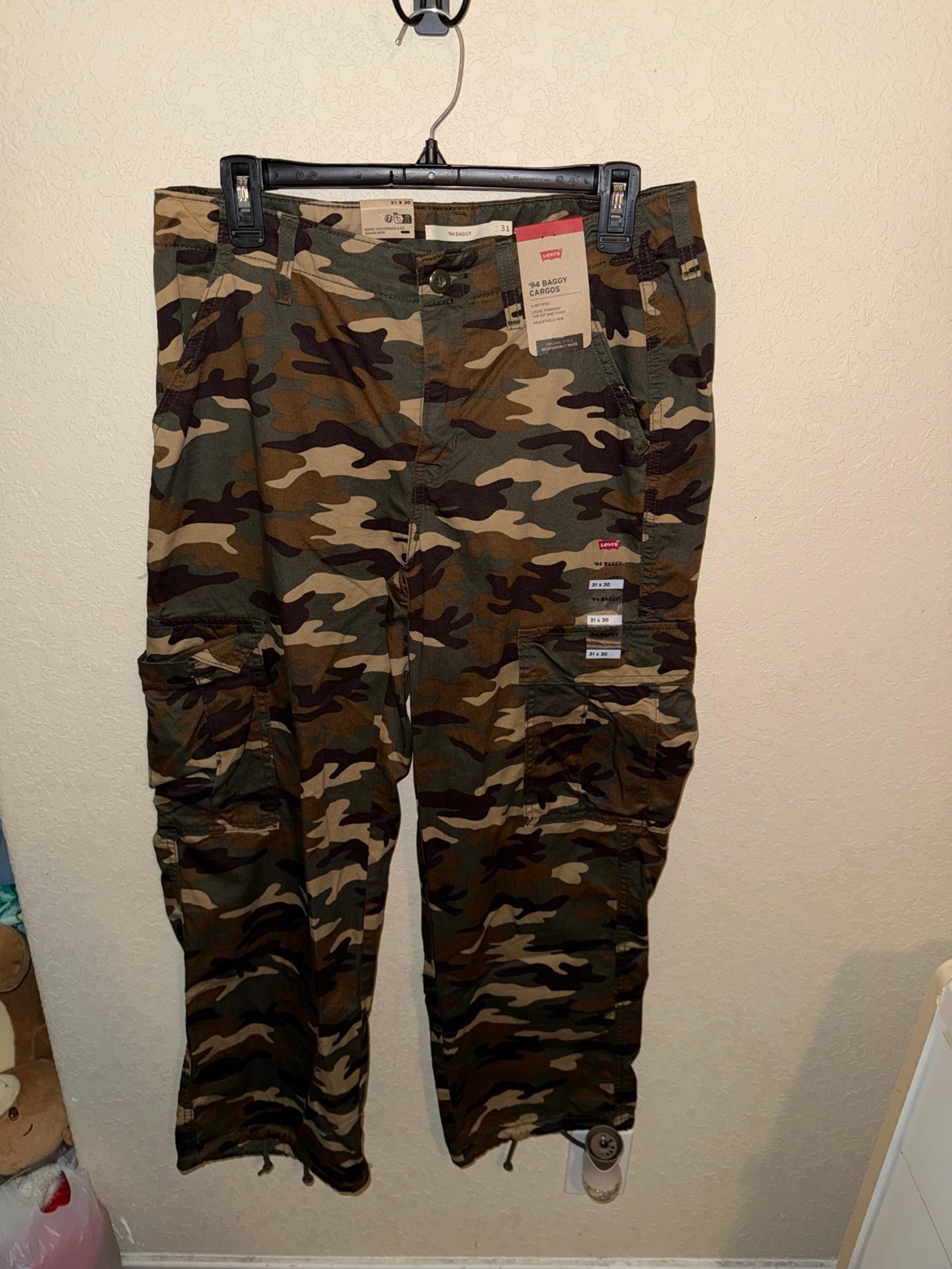 Women’s Levi’s cargo pants