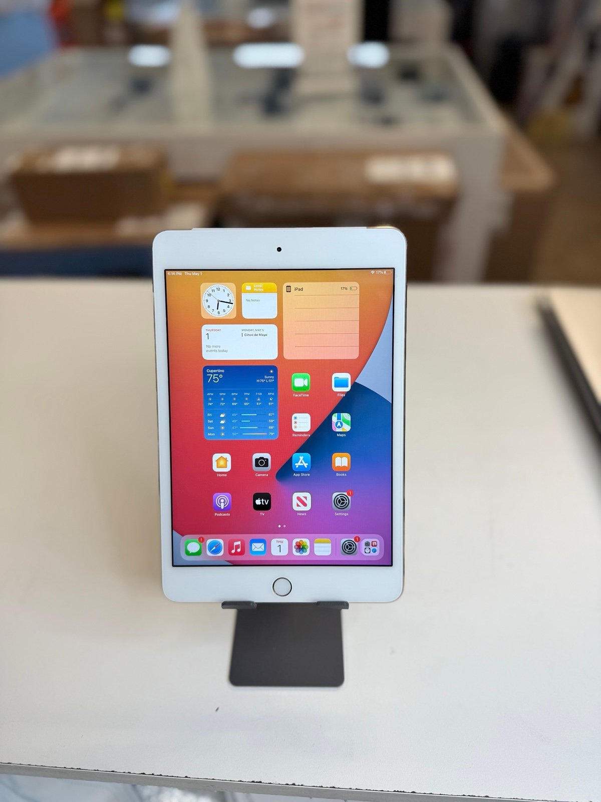 Apple iPad Mini 4 16GB, Wi-Fi + 4G (Unlocked) 7.9inch Like New