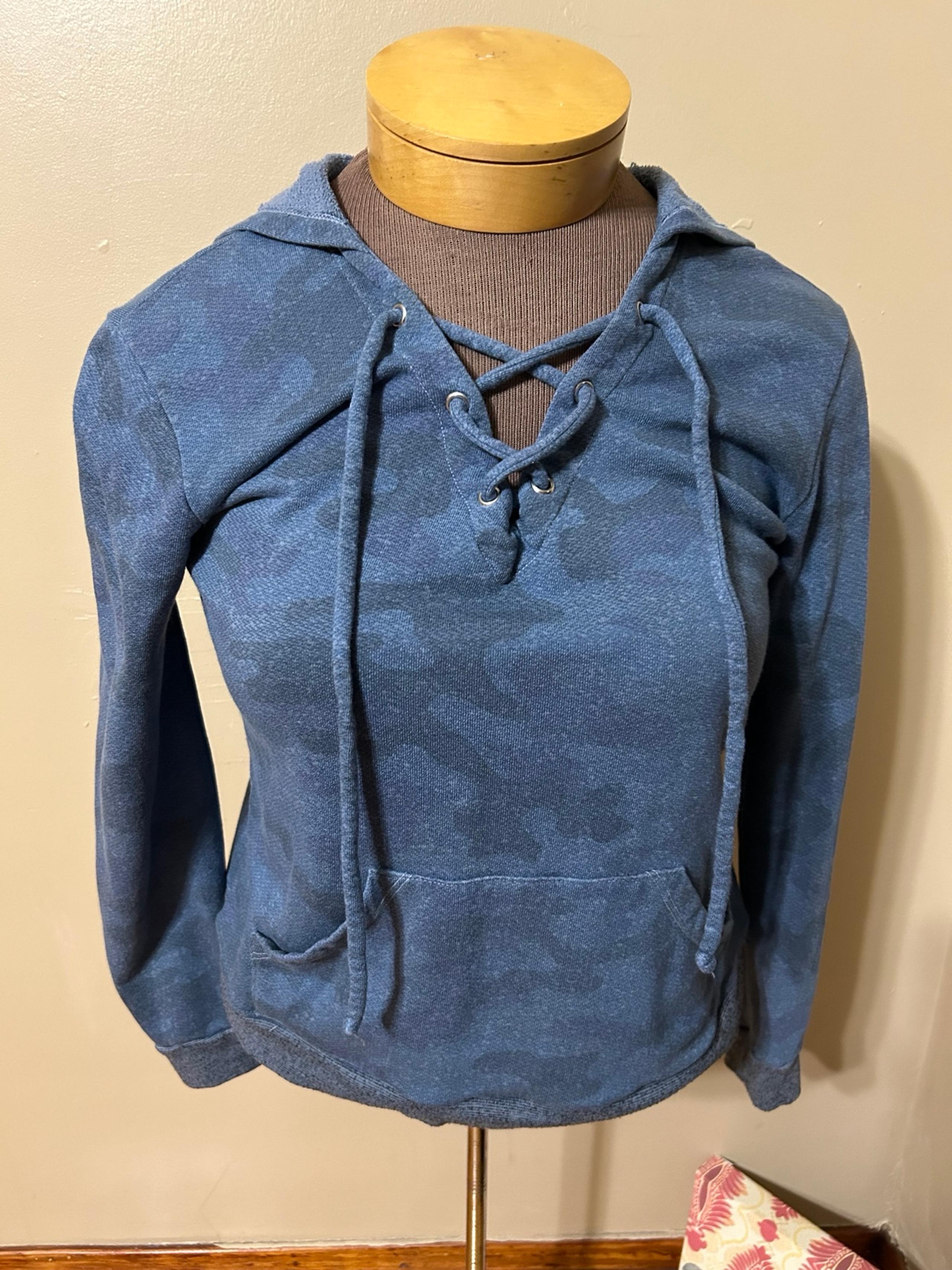 SUNDRY Women’s Long Sleeve Blue Camo Pullover Hoodie Size 2 Anthropologie
