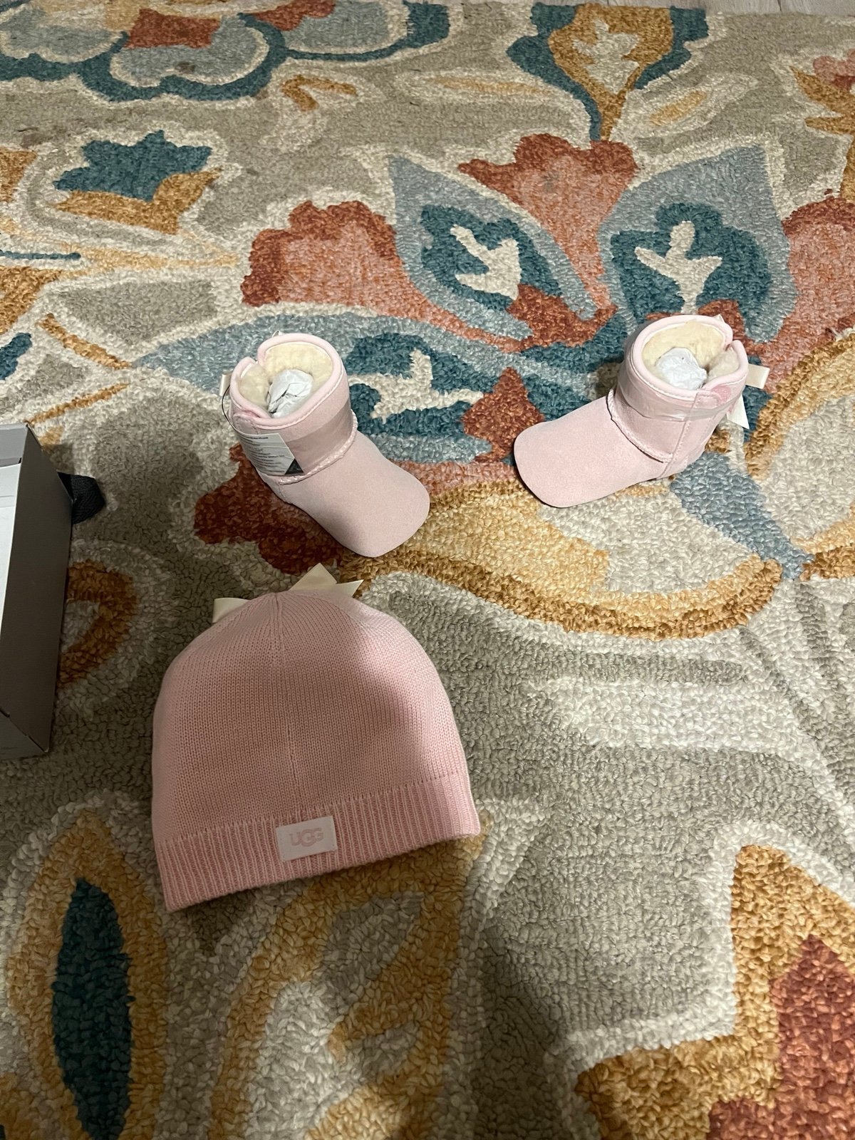 Ugg toddlers winter boots and hat set, 2T - 3T