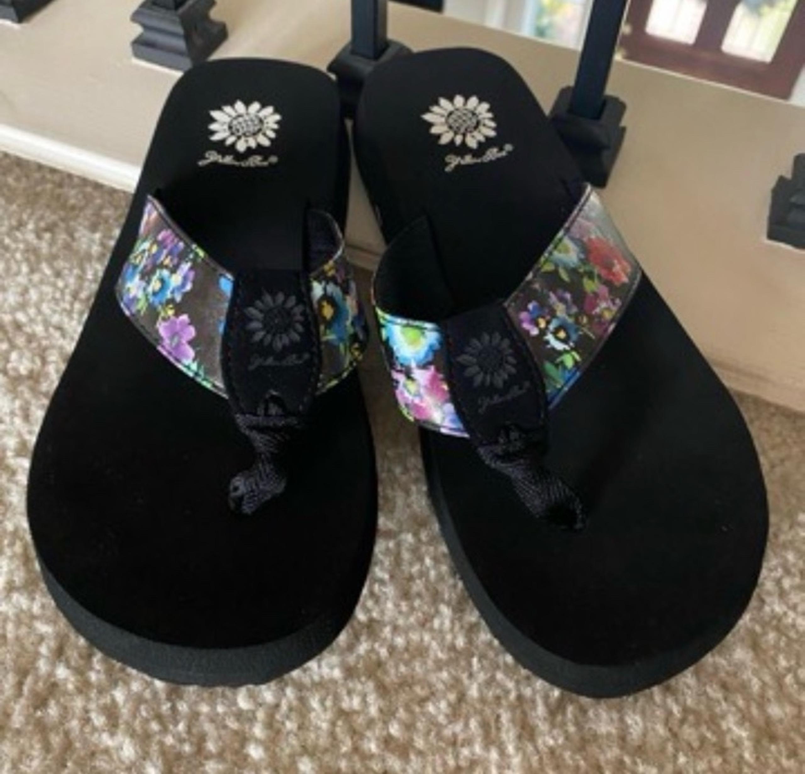 NEW Yellow Box flower sandals flip flops sz 7.5 floral summer shoes black multi