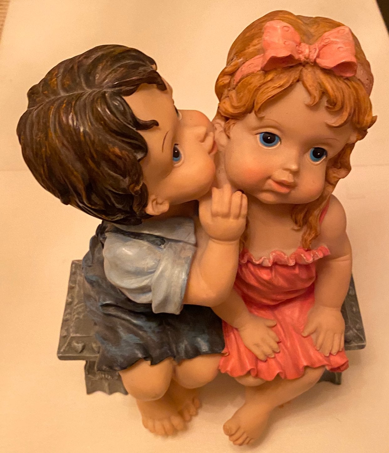 A beautifull Boy&Girl on a bench