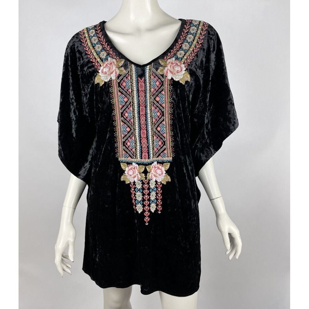 ANDREE by UNIT Velvet Embroidered Top Women L NWT V-neck Short Sleeve Tunic