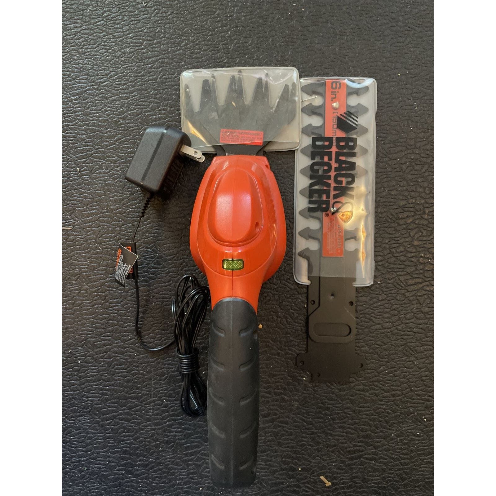 BLACK & DECKER GARDEN SHEARS GSL35 2-IN-1 LITHIUM ION - 4 / 6