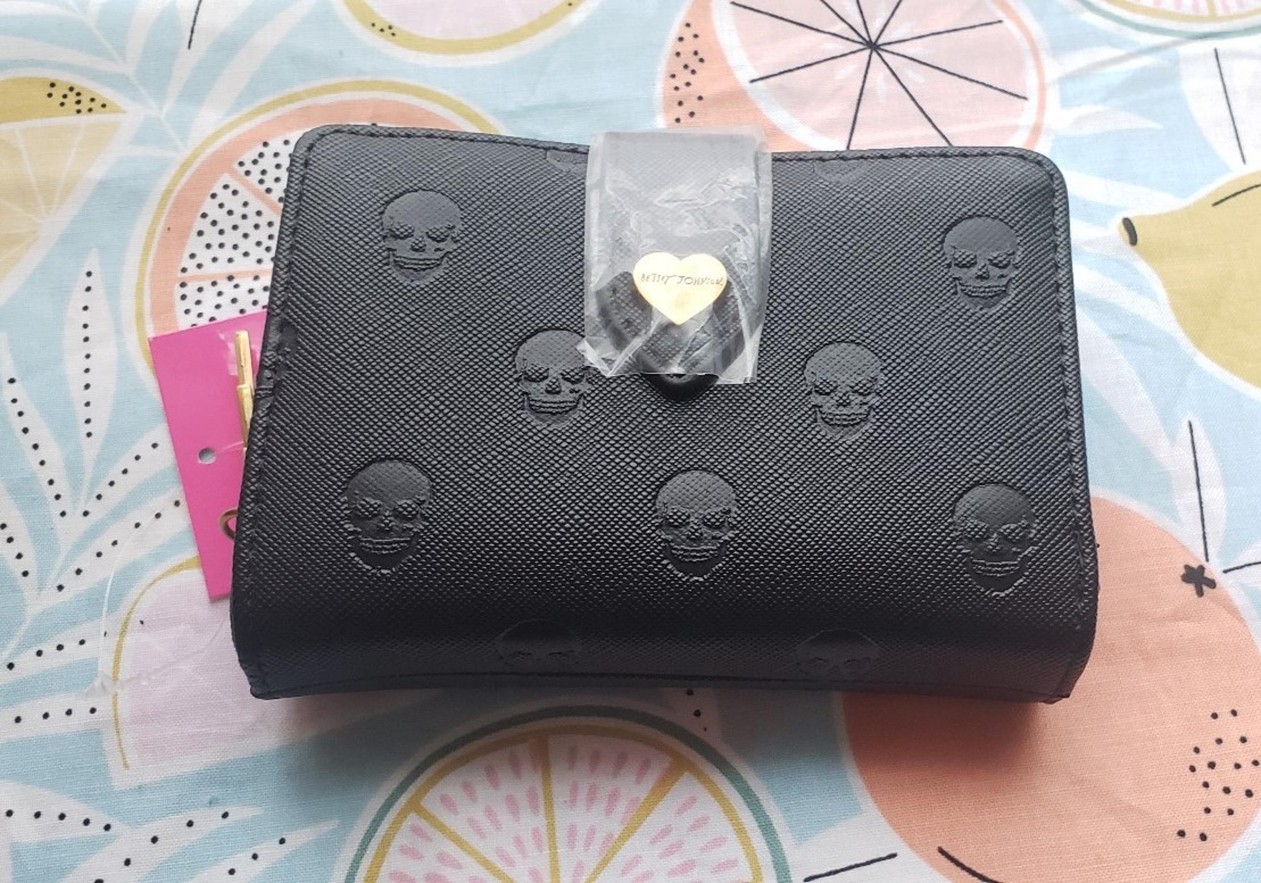 Betsey Johnson- SKULLICIOUS BIFOLD WALLET