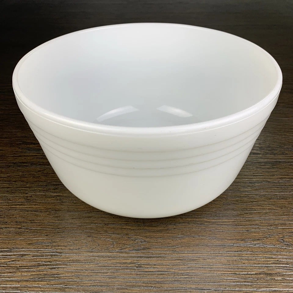 Vintage 8.5” Pyrex Hamilton Beach Stand Mixer Milk Glass Ribbed Mixing Bowl
