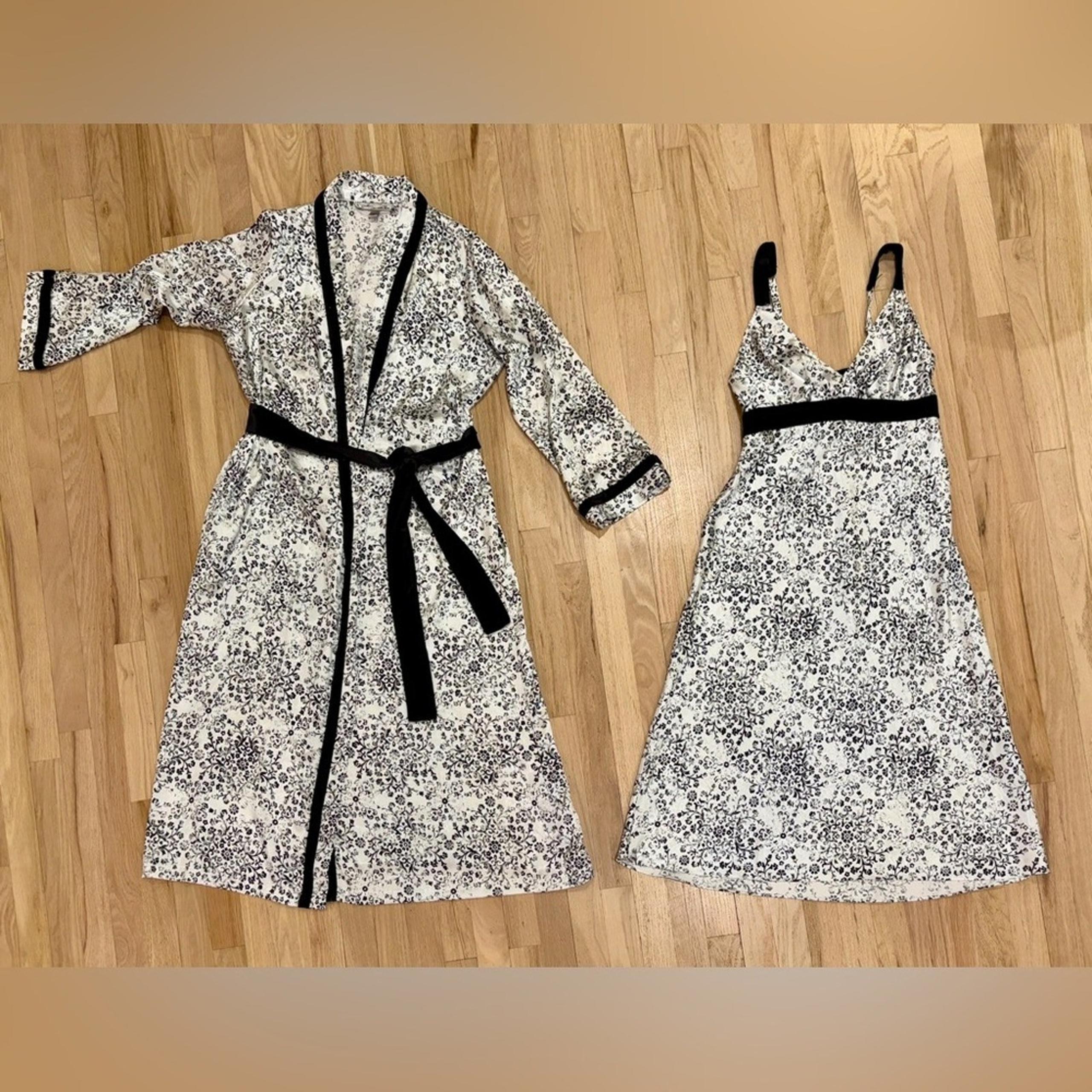 Morgan Taylor Sleepwear Set, Robe + Nightgown, Black White Floral Velvet, Small