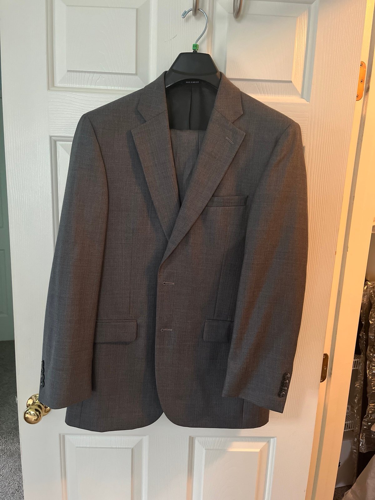 2 piece men’s Clairborne suit never worn.