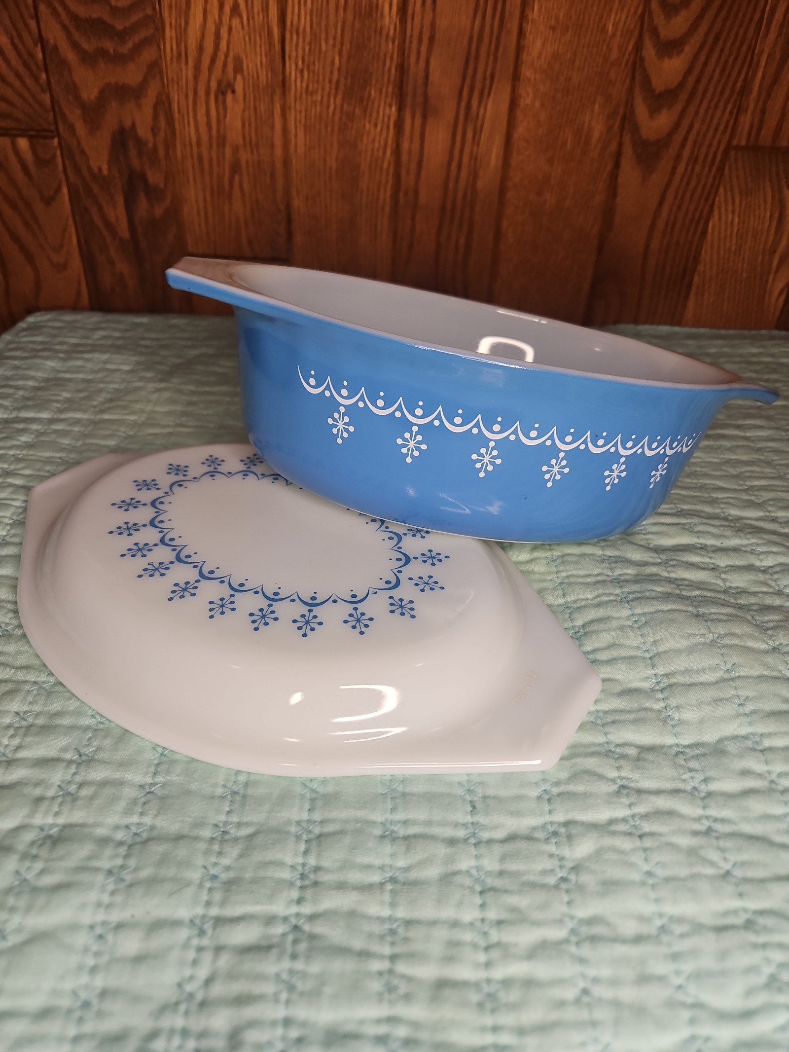 Vintage Pyrex Snowflake Blue Cinderella Casserole w/ Lid – 1.5 Qt