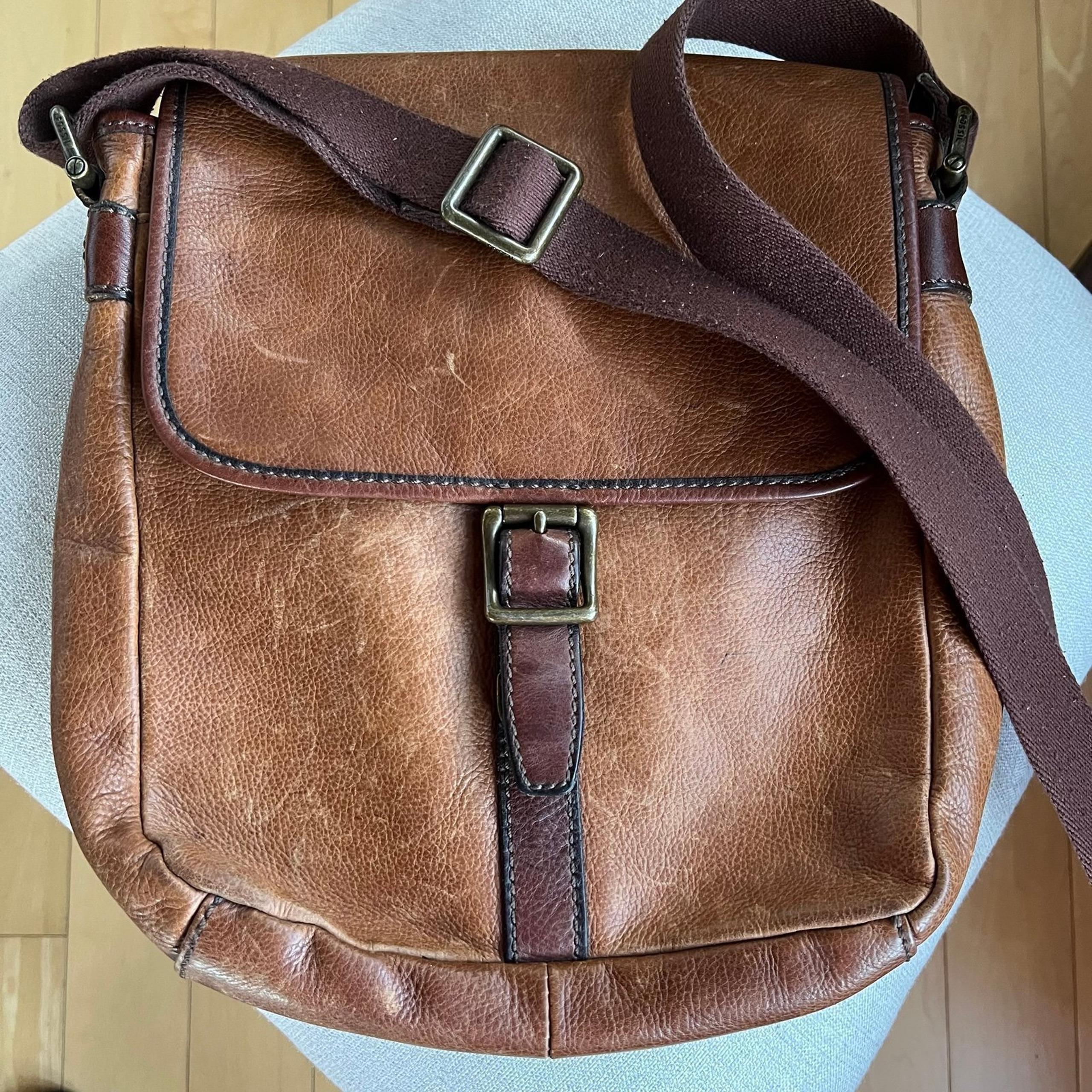 $98 Fossil Men’s Leather Crossbody Bag