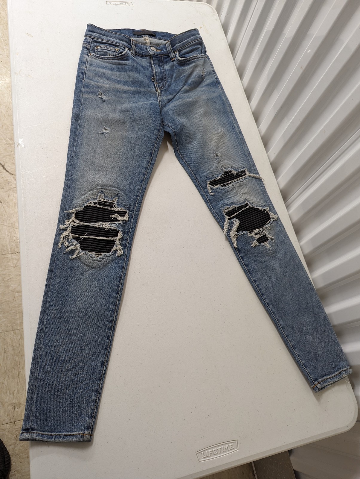 Amiri woman's jeans sz 26 mint