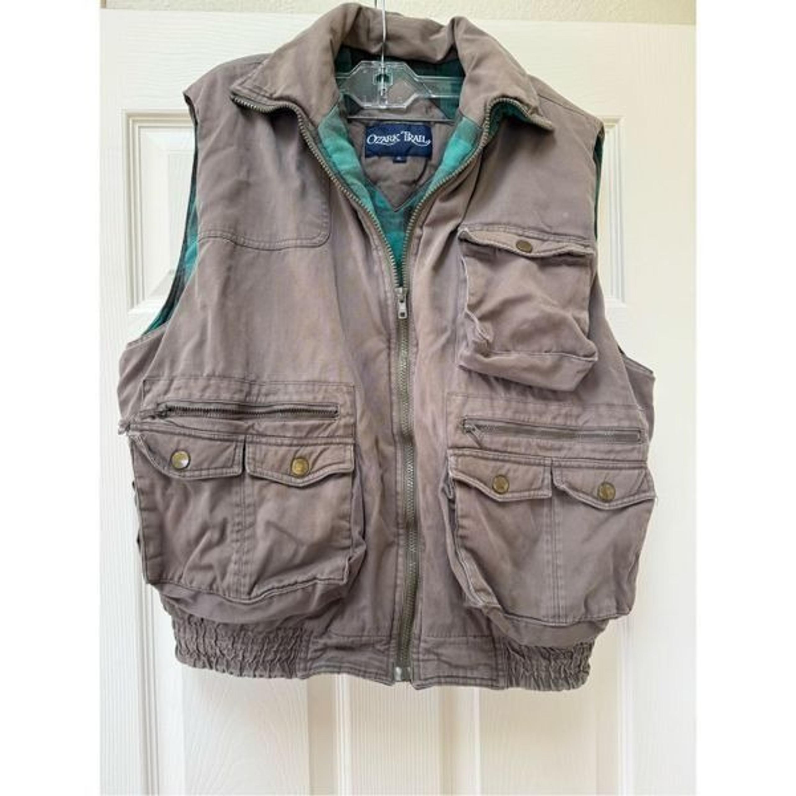 Ozark Trail men’s L 90s green plaid tan cargo outdoor puffy vest lumberjack outd