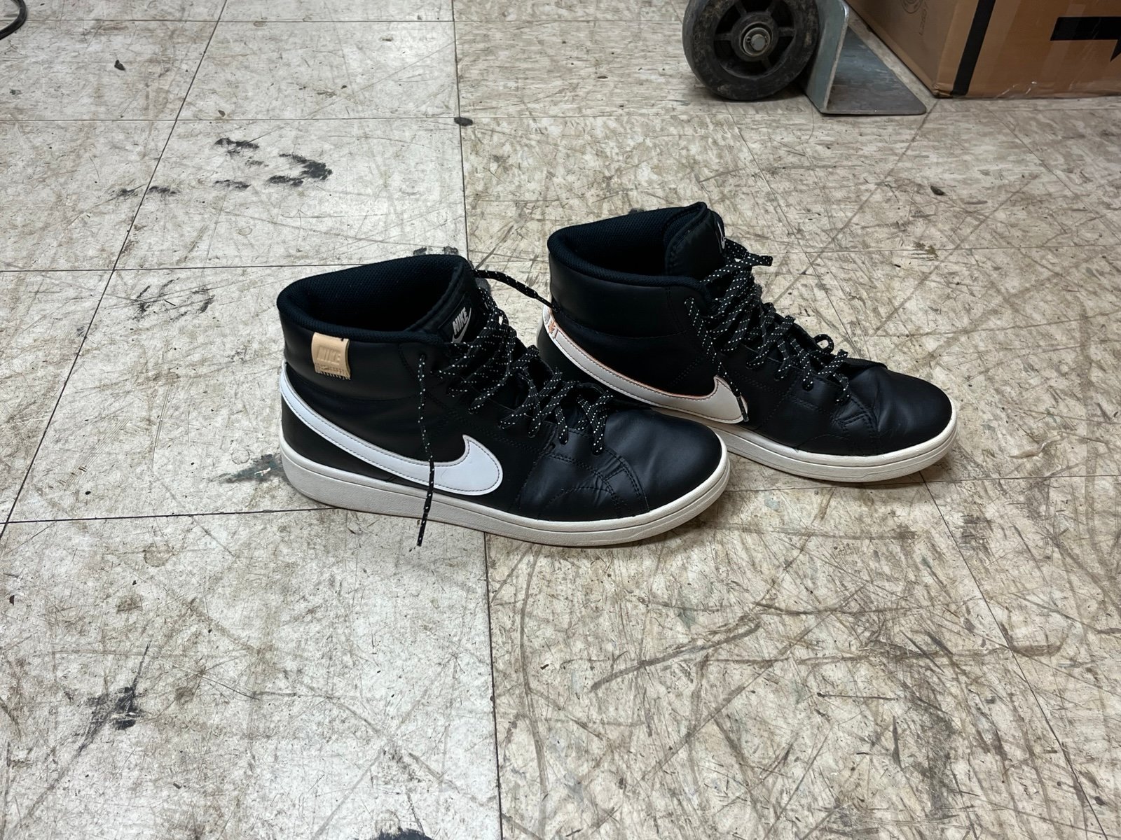 Nike Court Royale 2 Mid Black Onyx – Men’s Size 10.5 – Great Condition