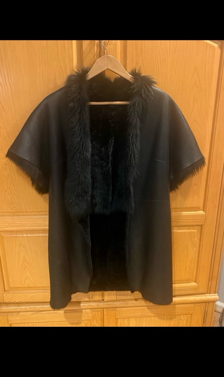 Women’s Black Reversible Leather/Faux Fur Capelet Open Front Jacket Size Large