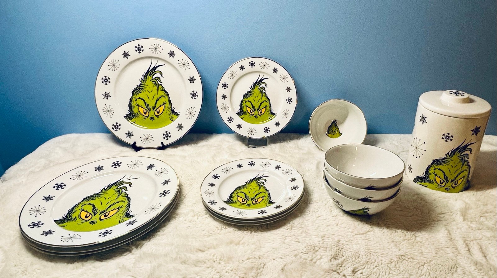 2024 Grinch Christmas 13 piece Dinnerware set !!