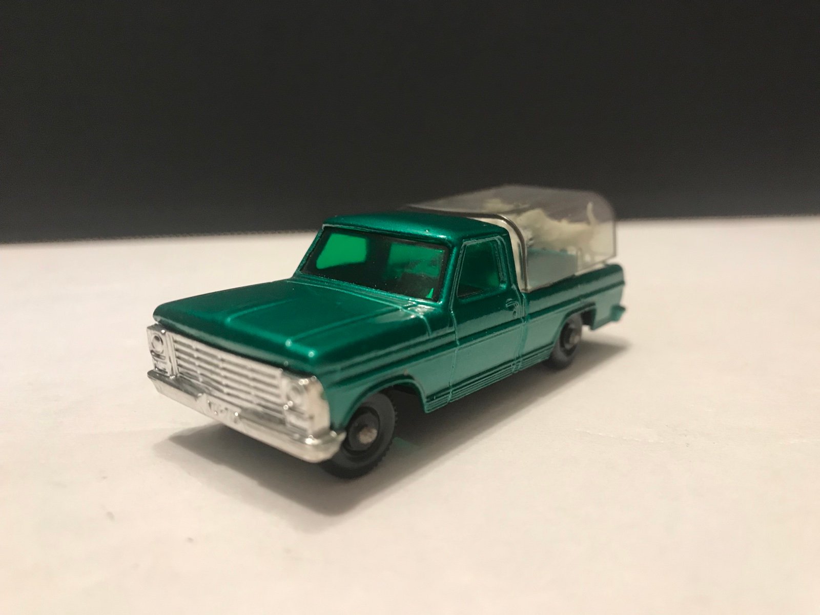 Vintage 1968 Matchbox Lesney Kennel Truck #50 with All 4 Dogs - Original