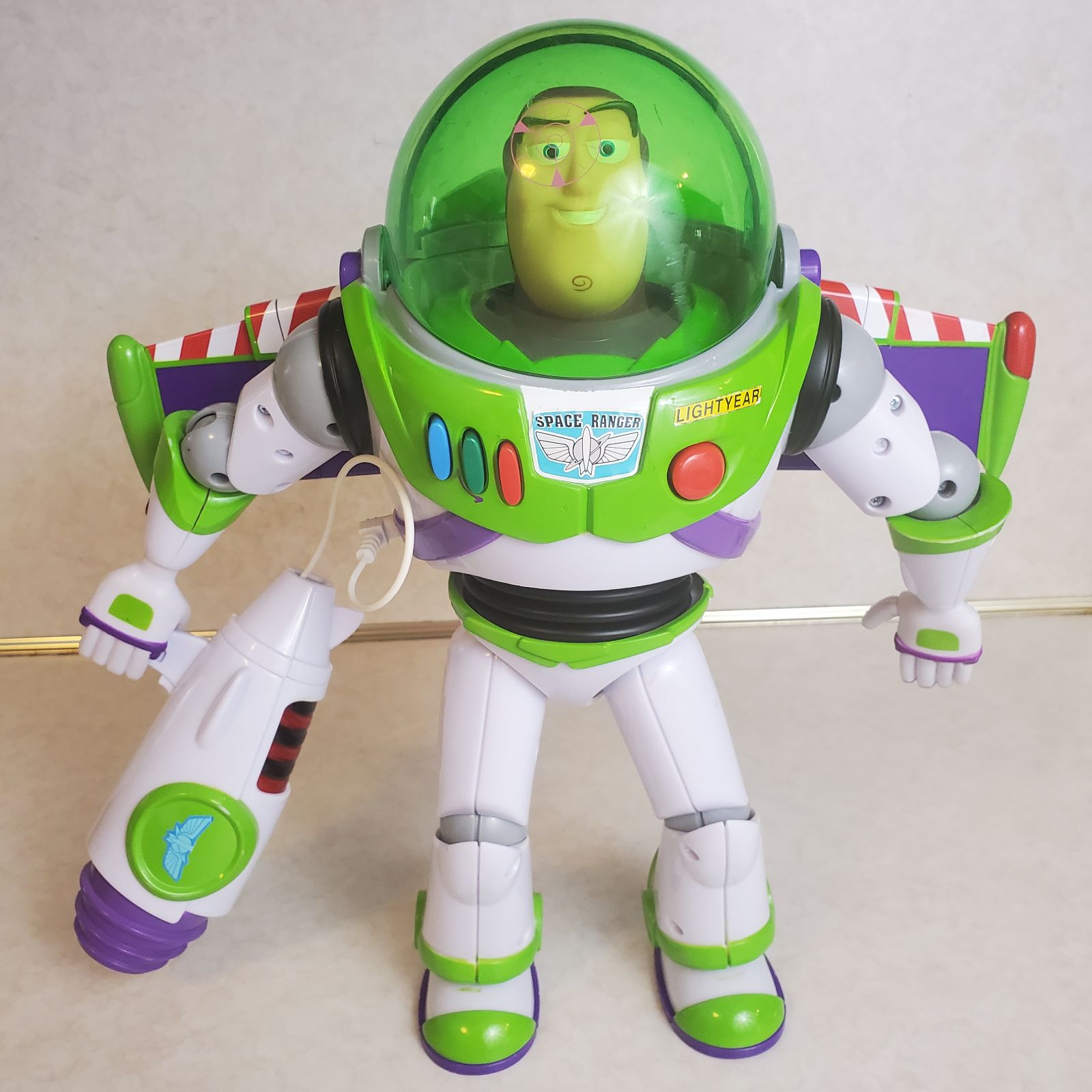 Disney Pixar Toy Story Holzfigur zum 25 Jahrestag im Filmmaßstab mit Gitarre Sammlerstück hochbeweglich Geburtstagsgeschenk für Erwachsene und Kinder Lasso Drachen für kreatives Spielen ab 3 Jahren Disney Pixar Toy Story Holzfigur zum 25 Jahrestag im Filmmaßstab mit Gitarre Sammlerstück hochbeweglich Geburtstagsgeschenk für Erwachsene und Kinder Lasso Drachen für kreatives Spielen ab 3 Jahren