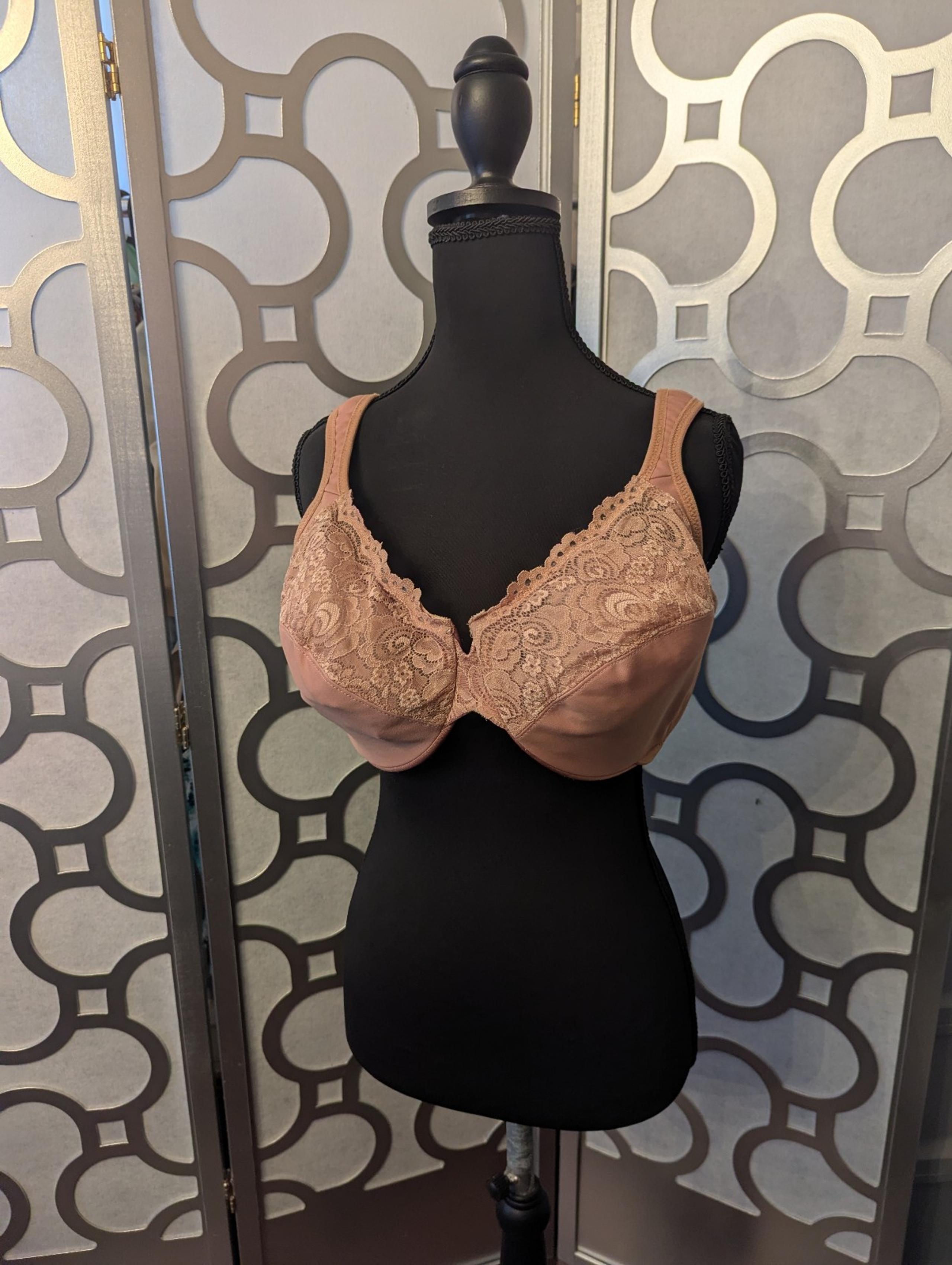 Like new women's glamorous 44c bra # 120b