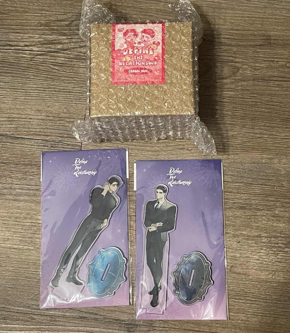 Define the Relationship cup and photocards, 2 acrylic stands