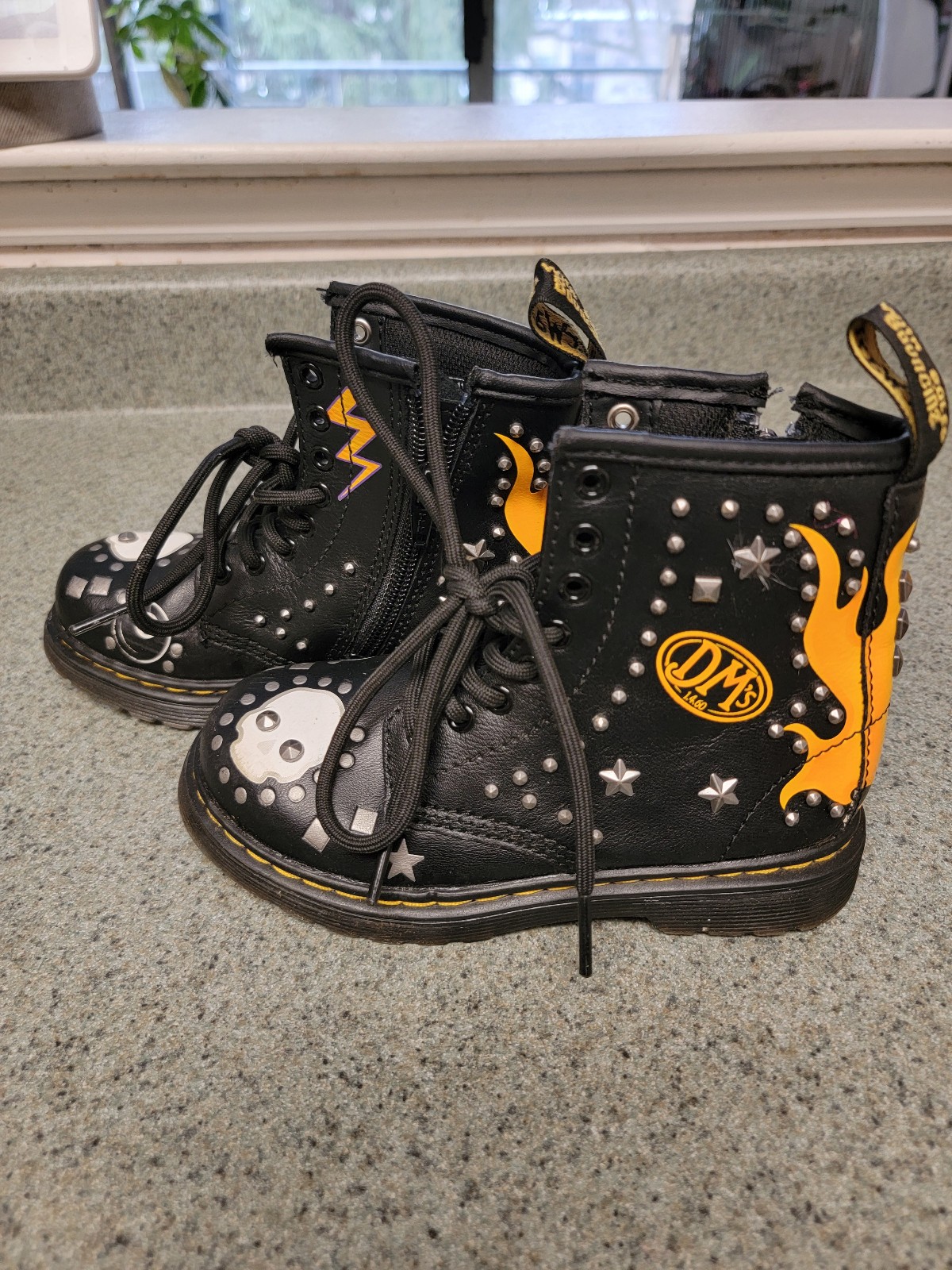 Unisex little kids Dr Martens size 11us