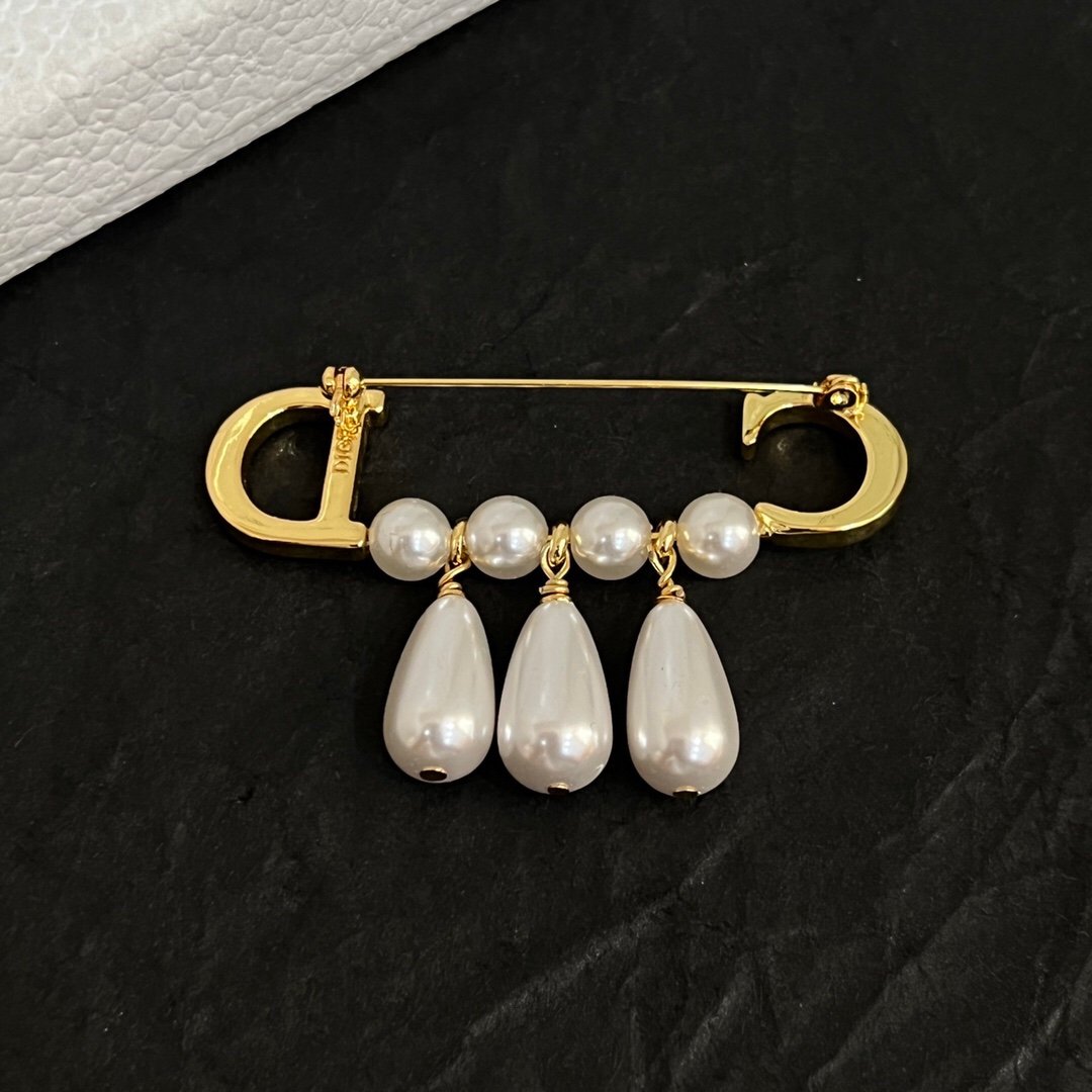 All-match small brooch