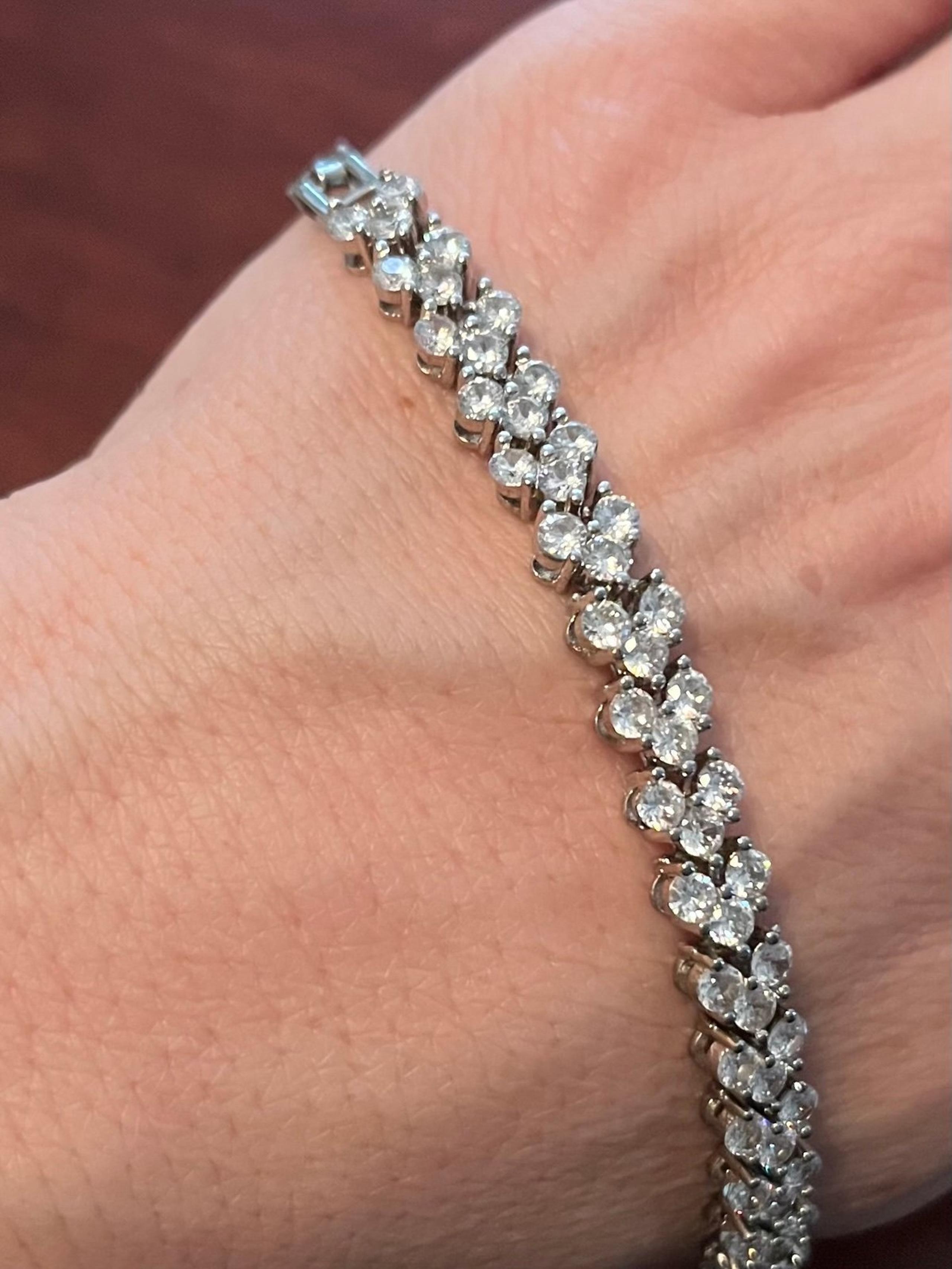 Silver, bling hearts bracelet with clasp closure