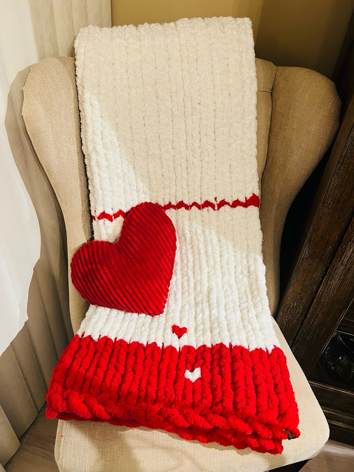 valentine’s day inspired chunk knit blanket