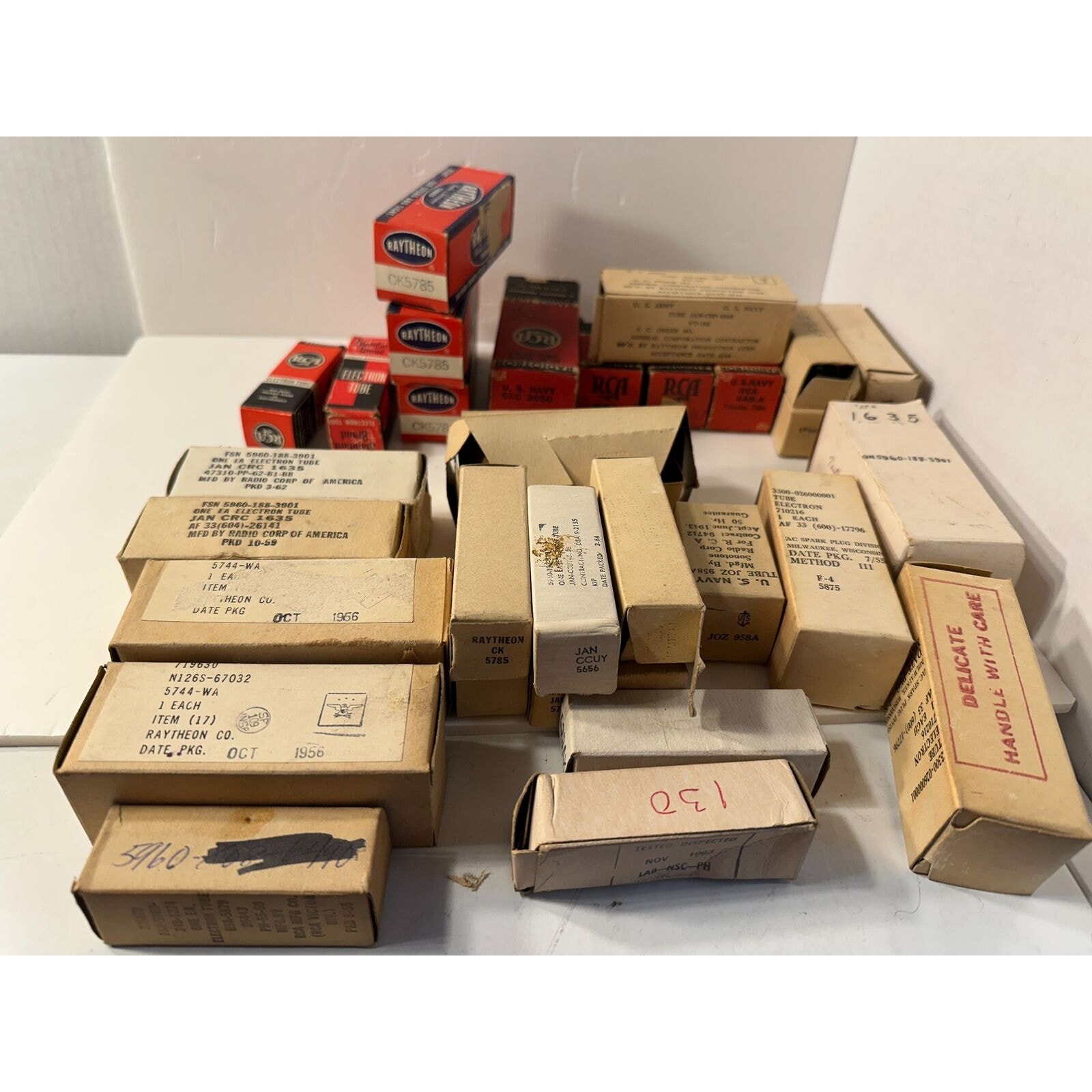 Lot of 32 New and Used Vintage Radio / Electron Tubes With Boxes