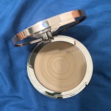 Charlotte Tilbury Beautiful Skin Sun-kissed glow bronzer in color 1 Fair