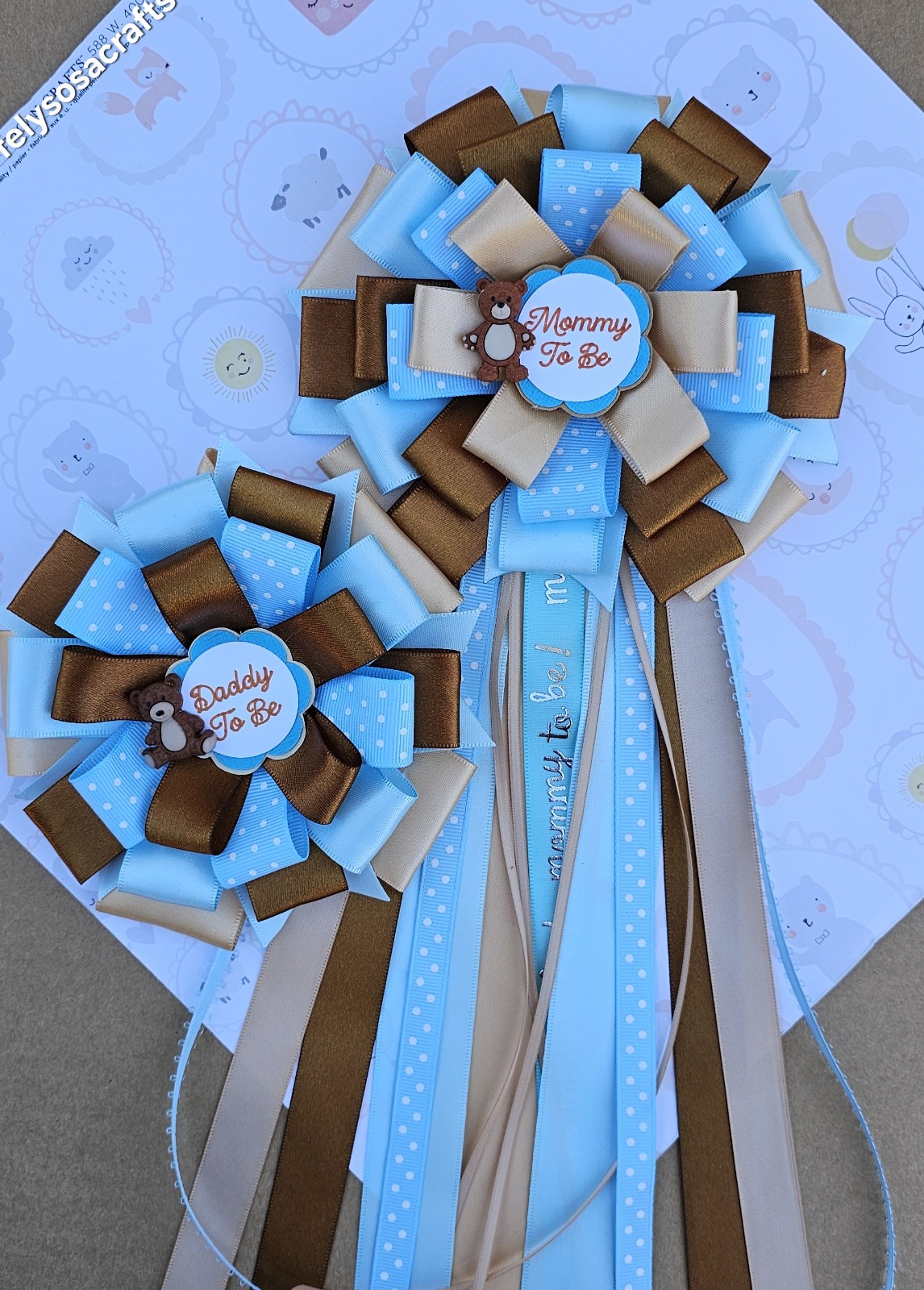 Baby shower mums/mom to be pin/set of mom and dad pins