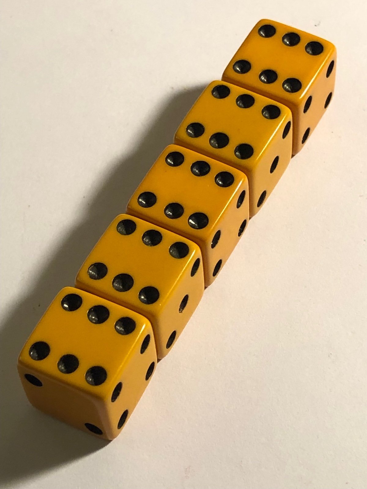 Old mustard bakelite 9/16 dice 5 piece 050823@