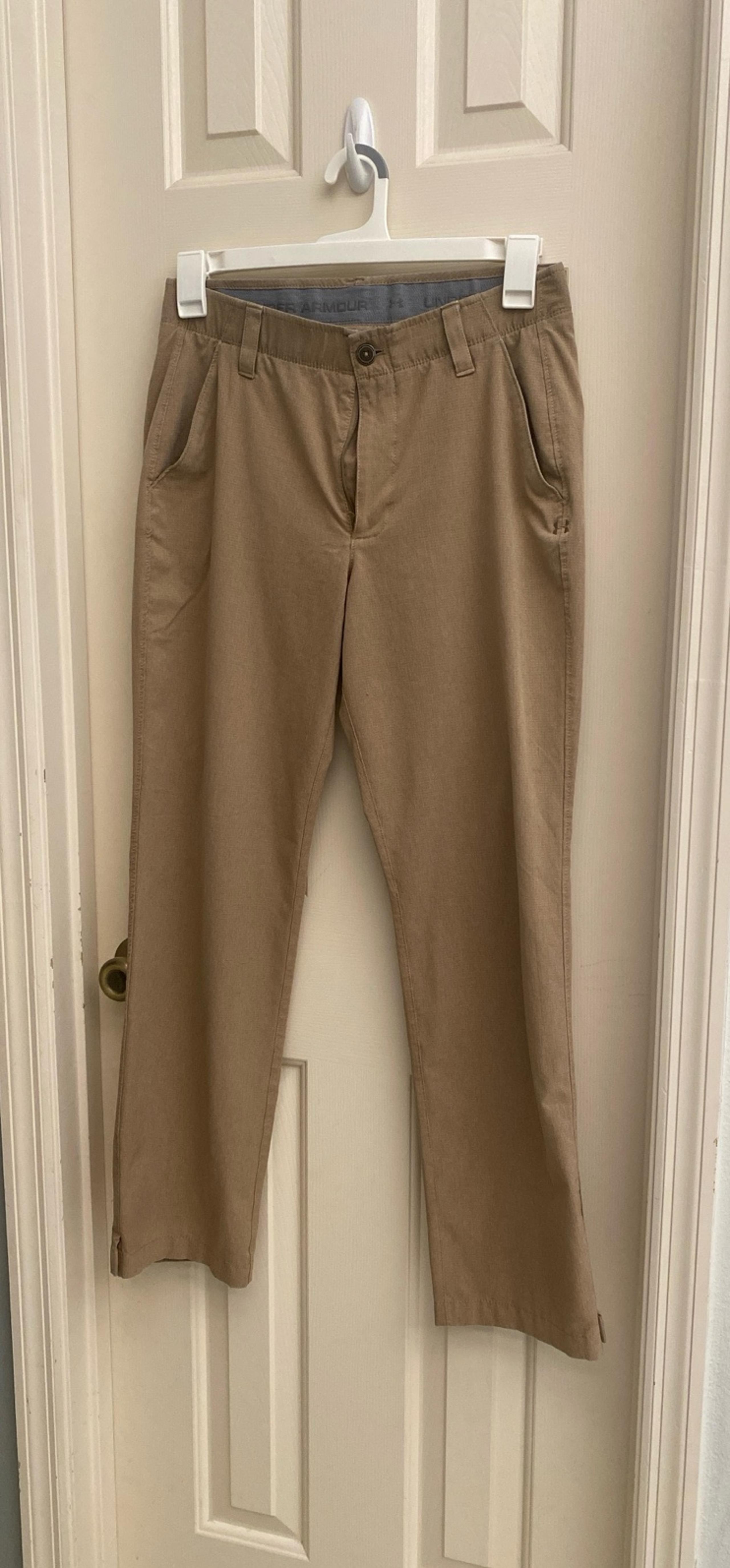 Men’s under Armour khaki pants