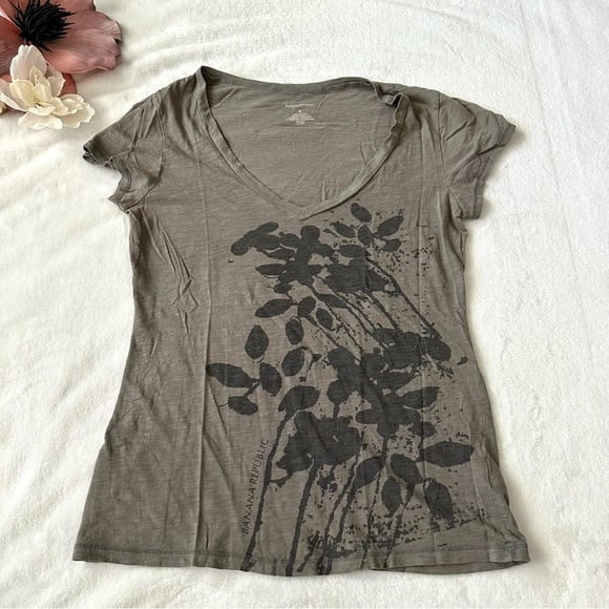3/$20 Banana Republic Floral Beaded V-neck T Shirt size Medium