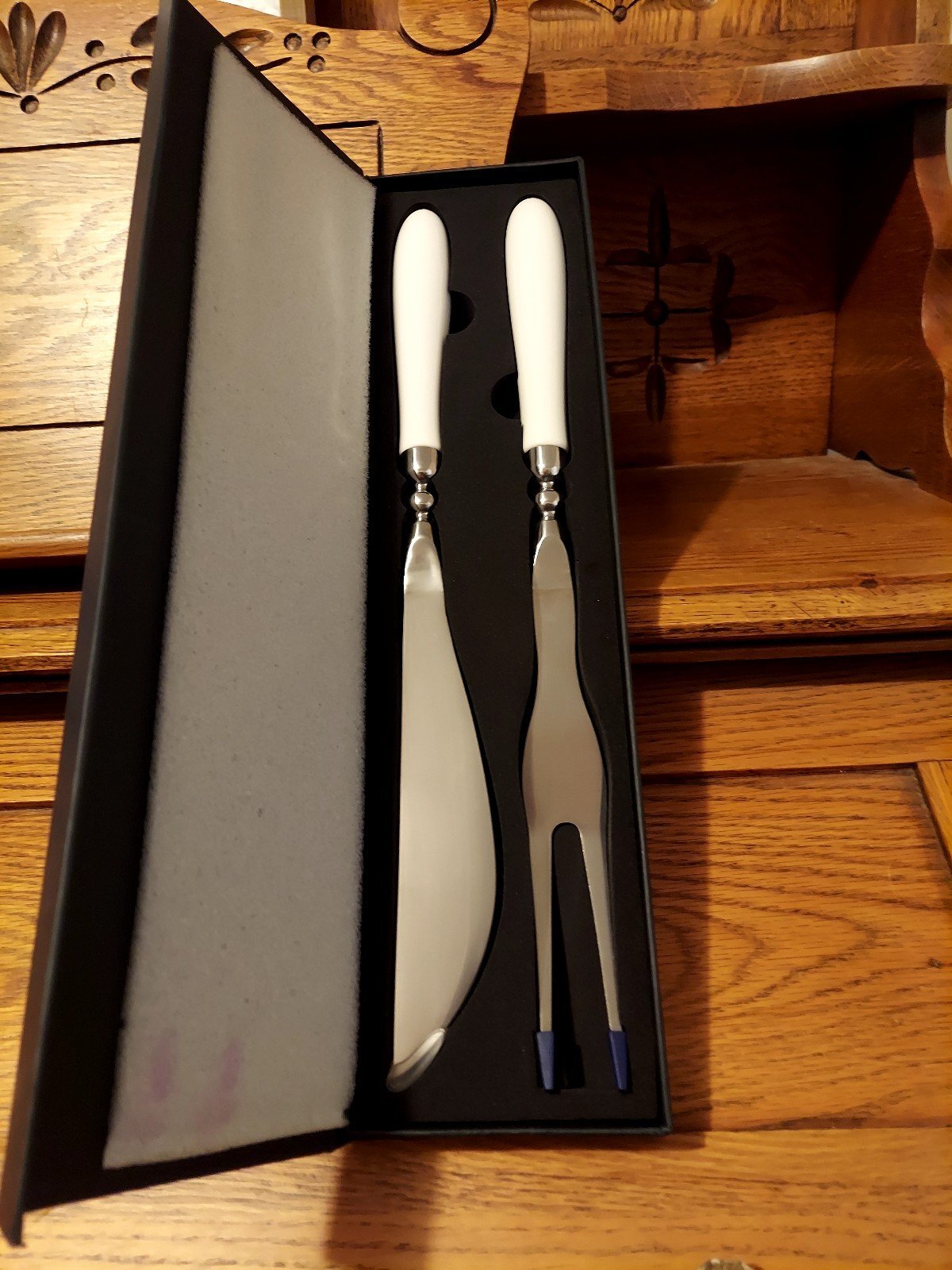LAZY BOY TWO PIECE CARVING SET STAINLESS STEEL 69.00 VALUE