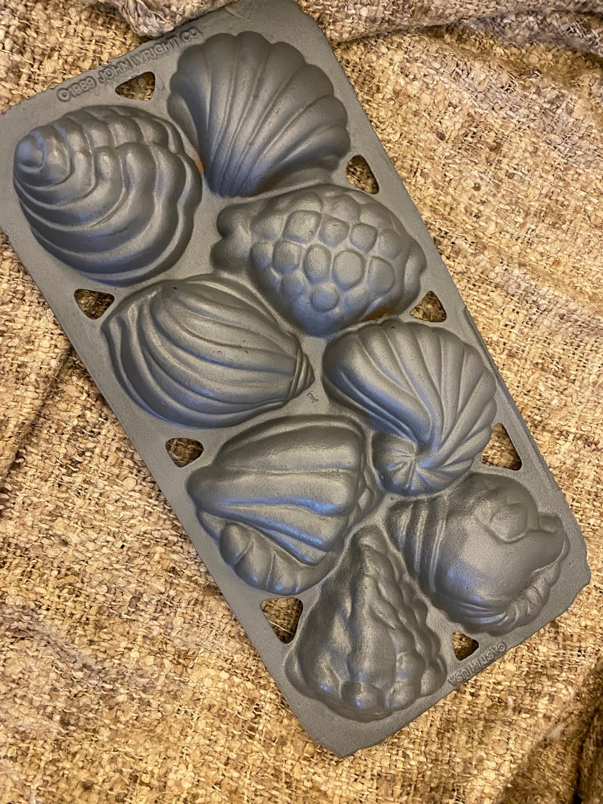 John Wright 1989 USA Cast Iron Sea Shells Pan Muffin Cornbread Mold 14.75”x 7.5”
