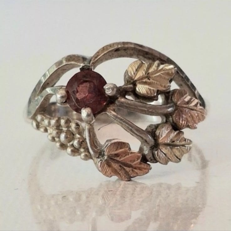 BLACK HILLS 12k GOLD 925 STERLING SILVER GARNET RING SIZE 6  WIDTH FROM NORTH T