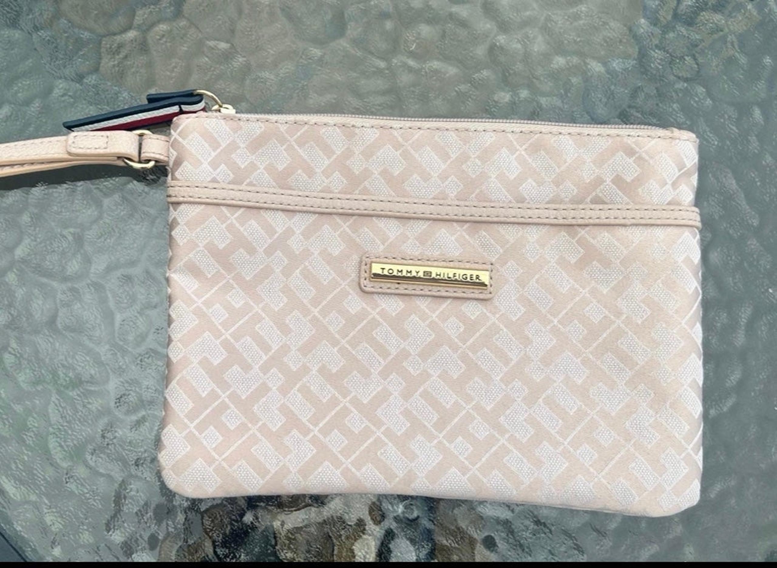 Tommy Hilfiger Women’s Wrislet Wallet