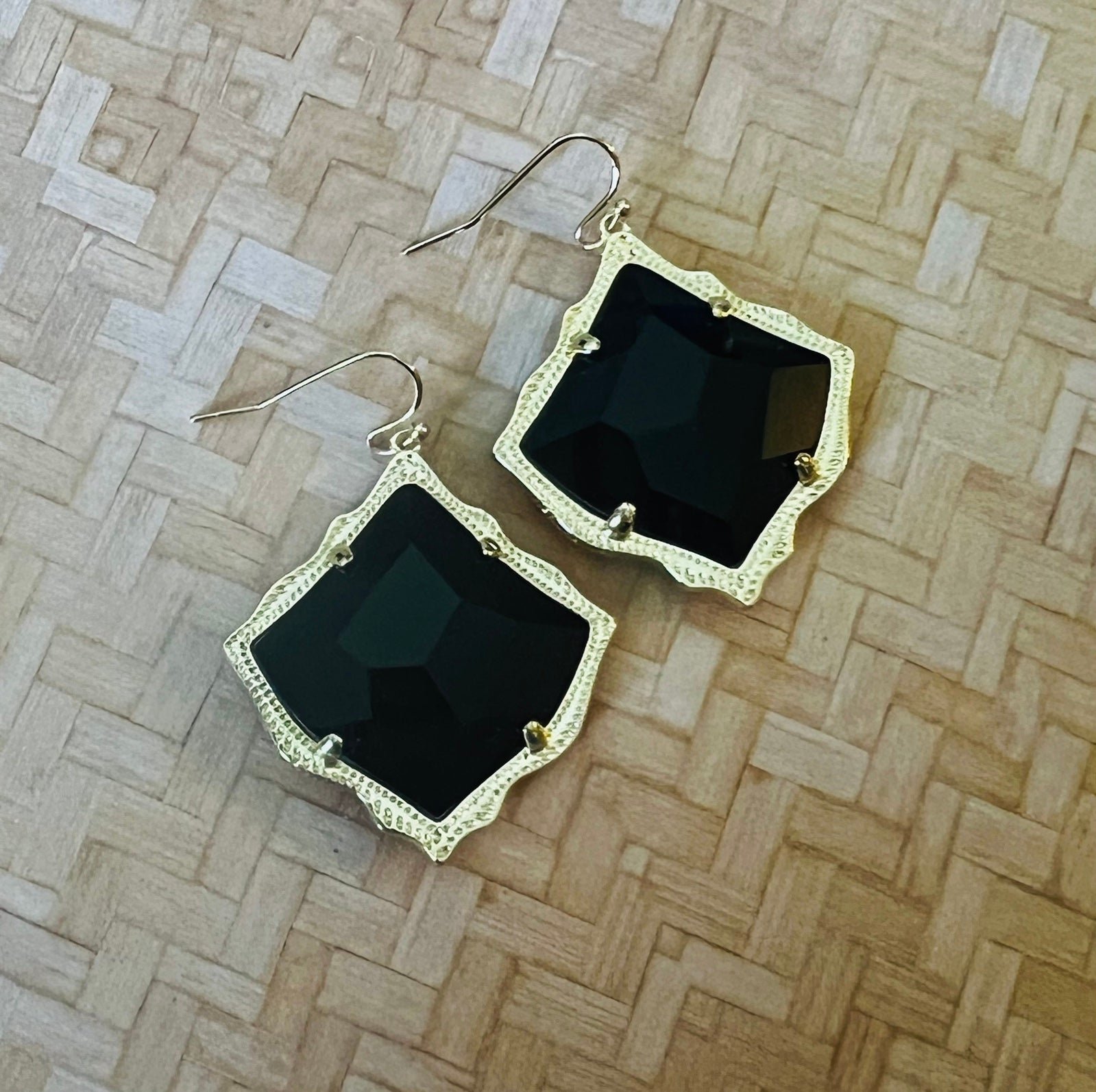Kendra Scott Kirsten black opaque earrings with gold color border