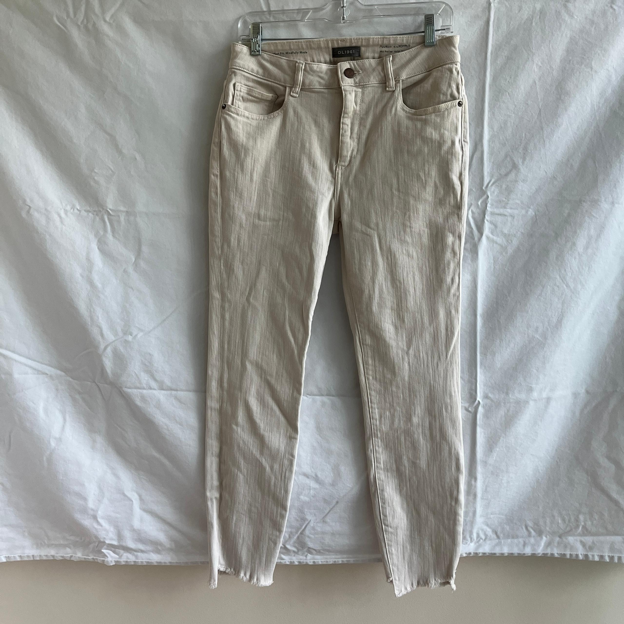 DL1961 Florence Cropped beige jeans size 30 cotton blend Fray/raw hem. Mid-rise