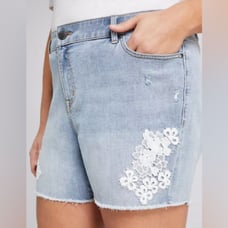 Lane Bryant Lace Applique Flex Magic Waistband Mid Rise Girlfriend Short 26