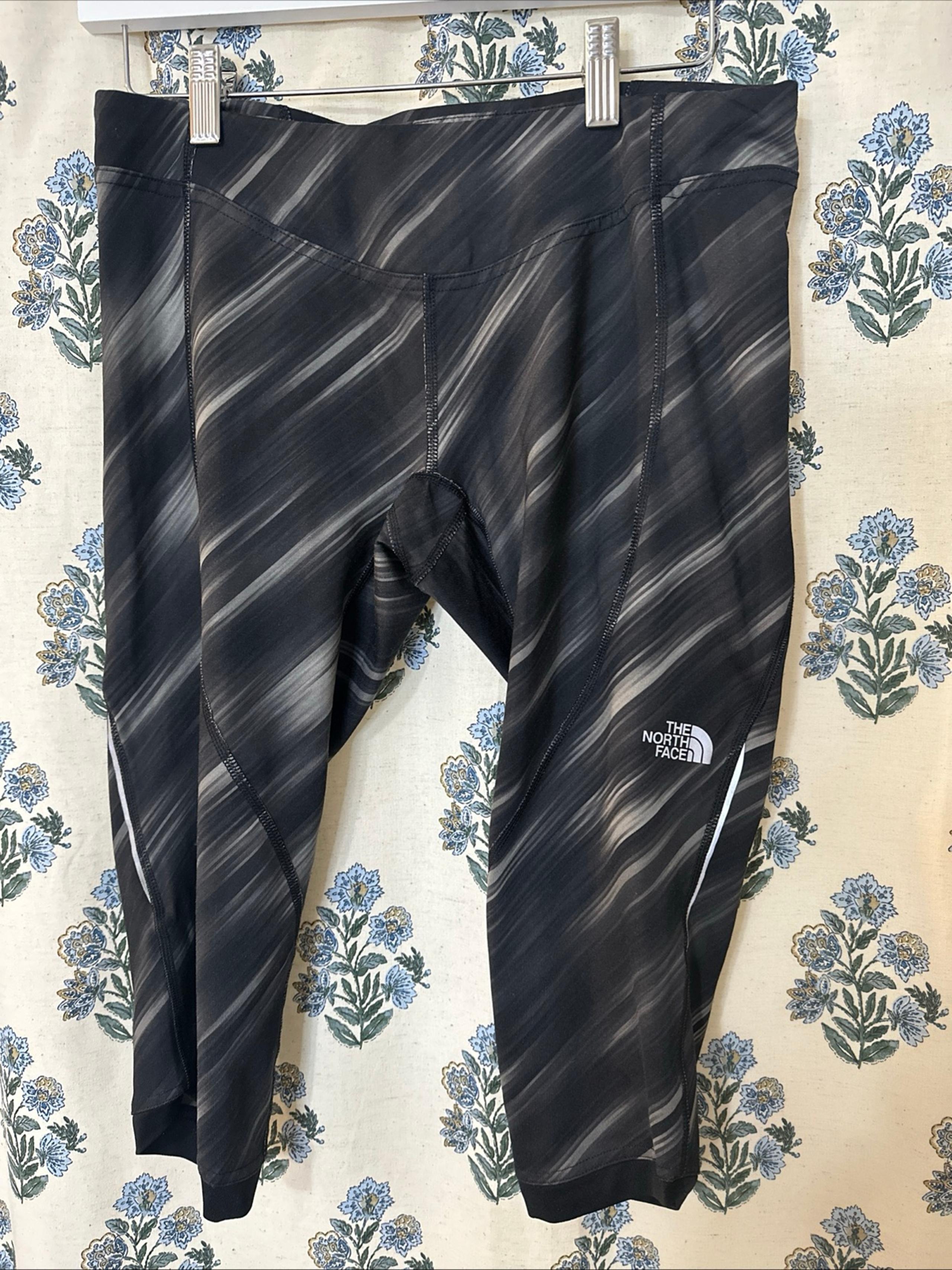 Women’s M Medium North Face Capri Legging With Reflective Logo And Side Stripes