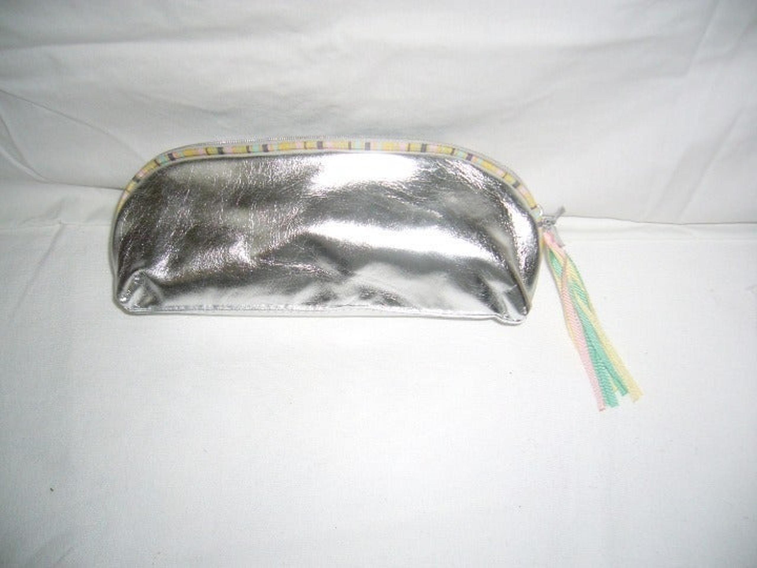 AVON METALLIC SILVER MAKE-UP BAG (NEW)