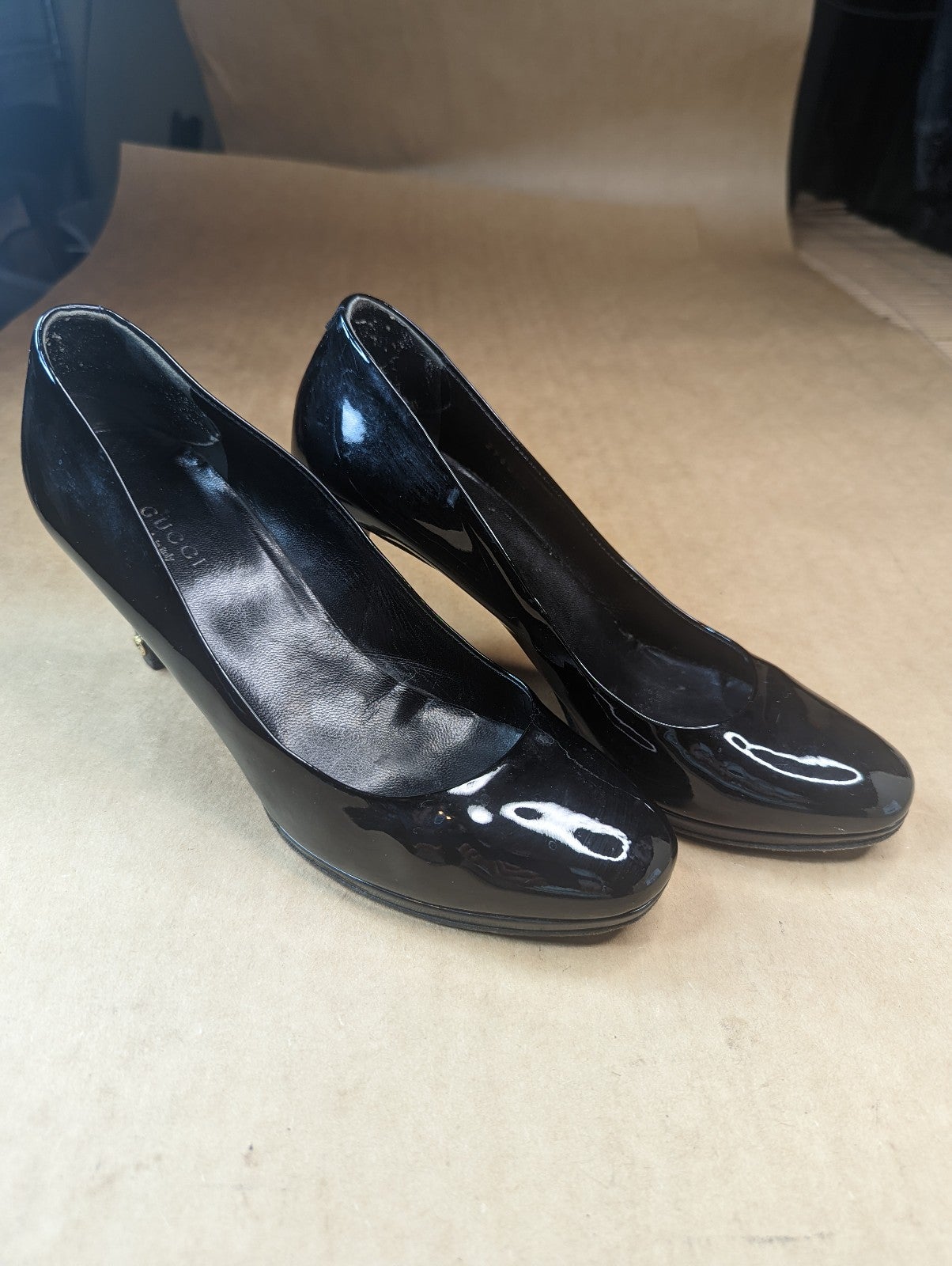 Gucci women's sz 7.5M black patent leather 3 heels closed toe pumps. Gucci gold