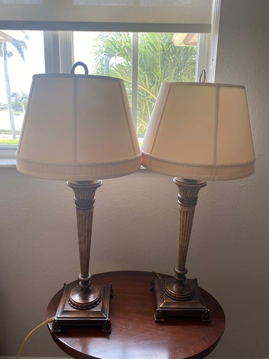 SET OF 2 TABLE LAMPS LIKE NEW