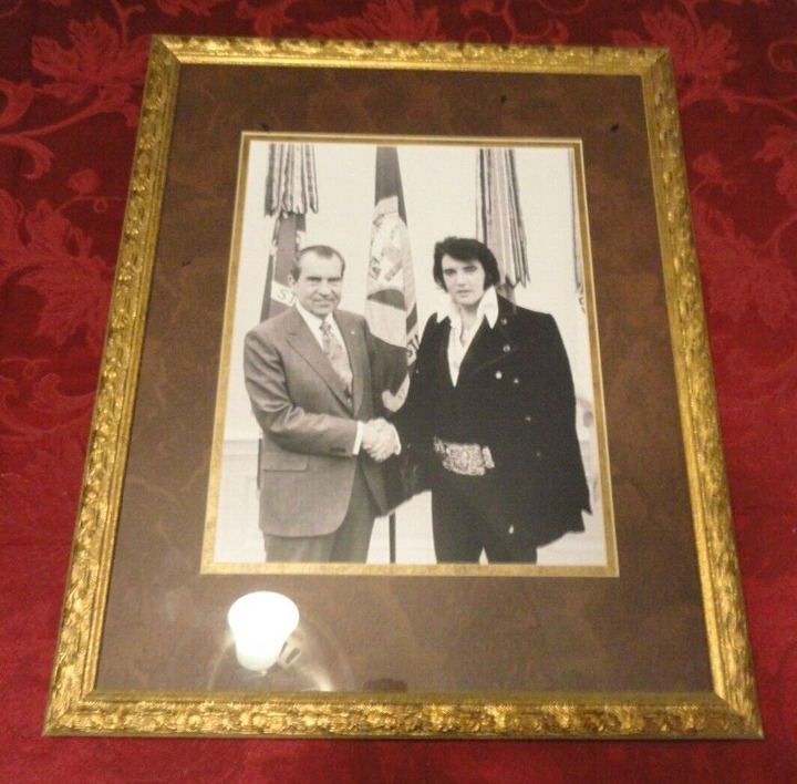 sz17.5x21.5 FRAMED VINTAGE PHOTO OF ELVIS PRESLEY MEETING RICHARD NIXON SI 1347