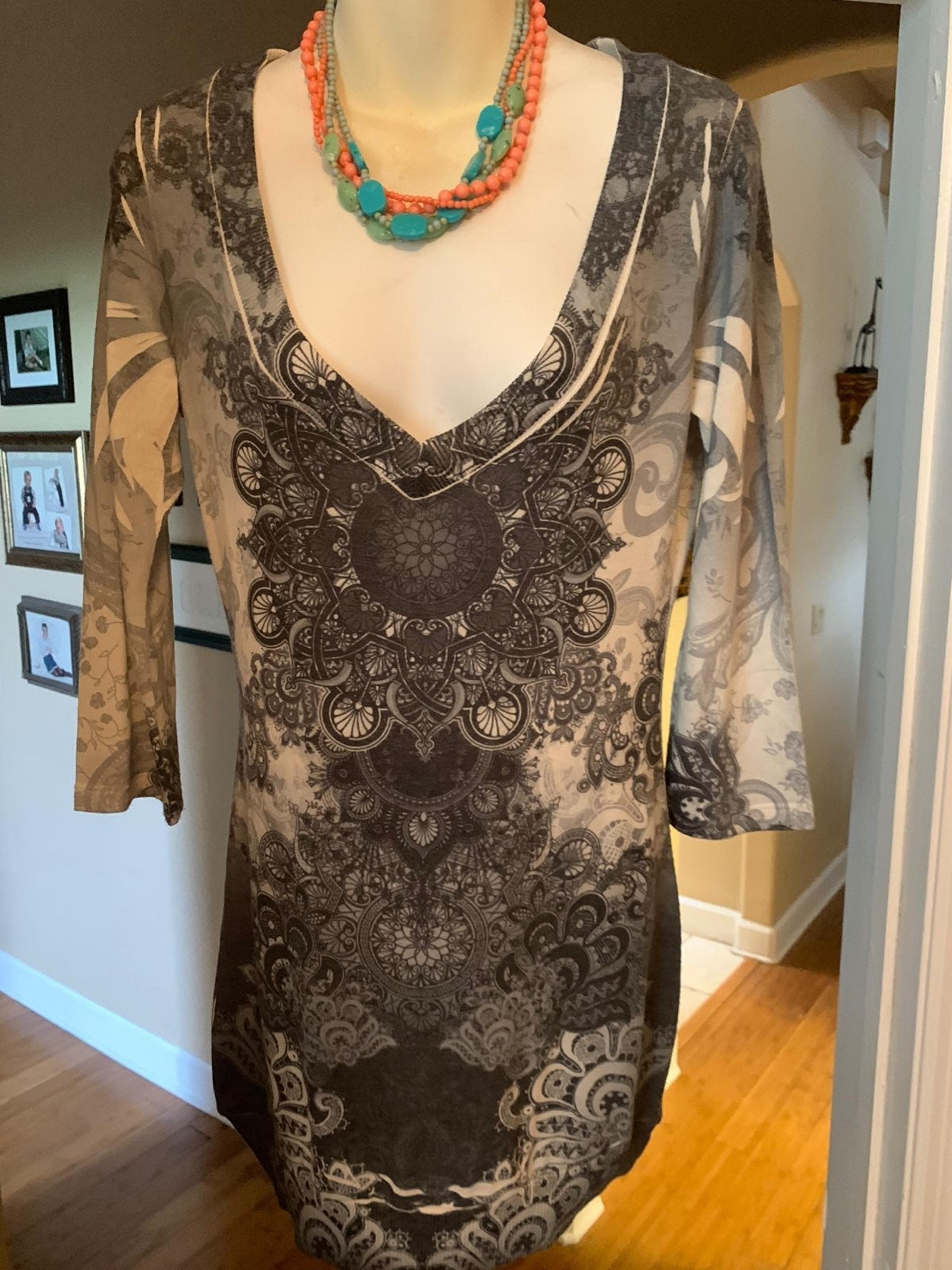 Med. Women's top.