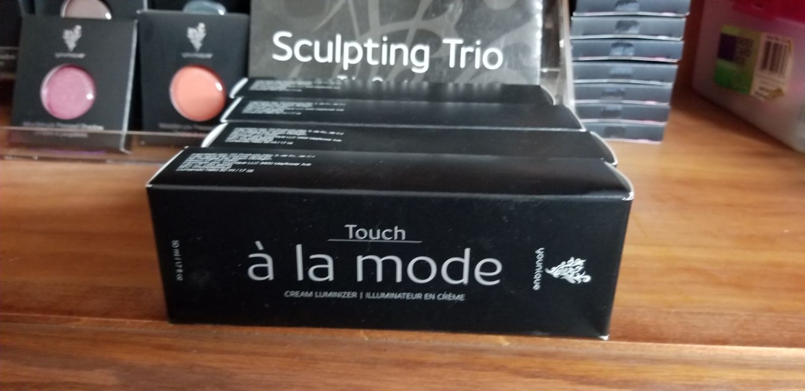 Retired Younique A La Mode Luminizer