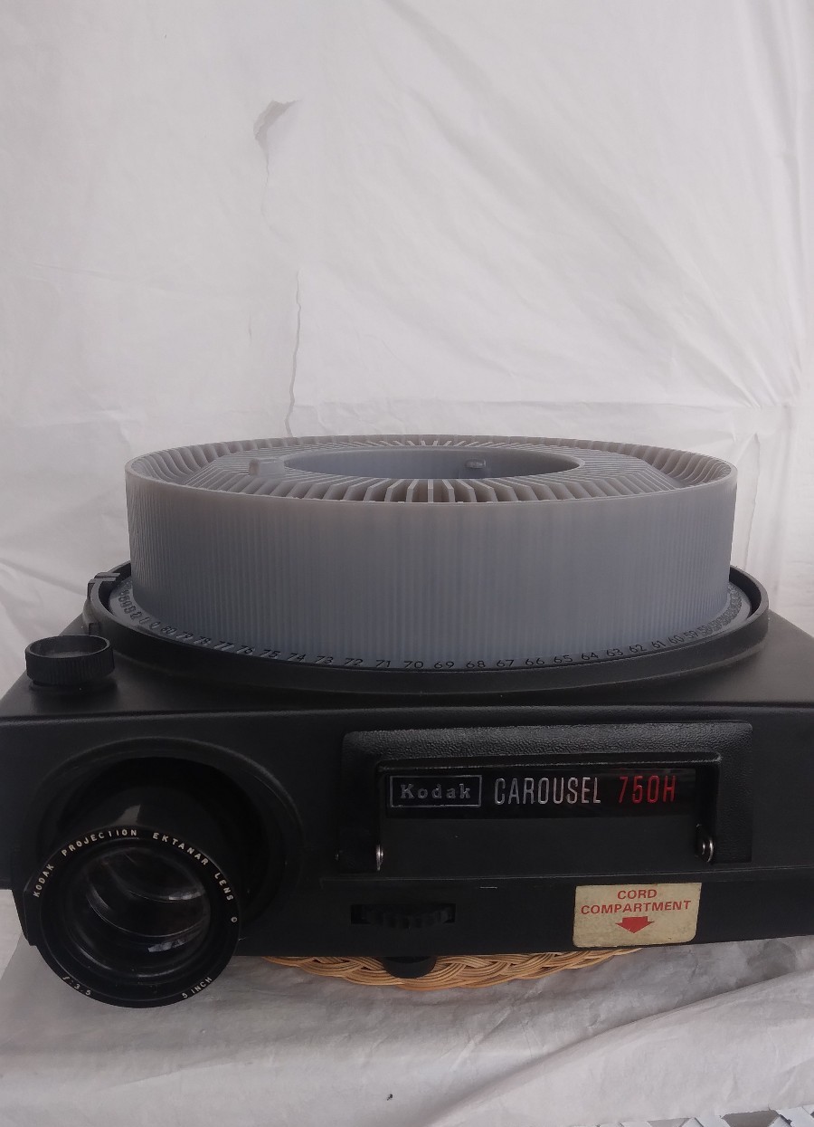 Kodak Carousel 750H Slide projector with Slide Tray & Remote and power cord