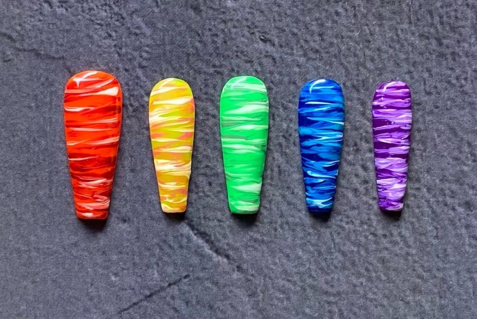 press on nails “Loud & Proud”